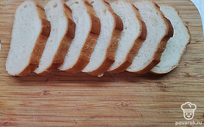 Свежий батон нарезать. Должны получиться ломтики толщиной около 1 сантиметра. 
