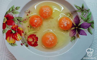 Яйца посолить и взбить венчиком. 