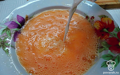 Добавить молоко, перемешать. 