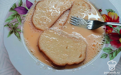 Каждый кусочек батона обмакнуть с двух сторон в яичную смесь. 