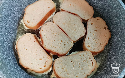 Выложить кусочки батона на смазанную сливочным маслом сковороду. 