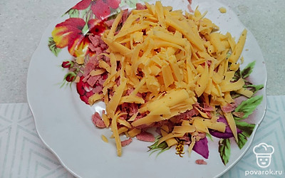 Приготовить начинку. Сосиски и сыр натереть на крупной терке. 