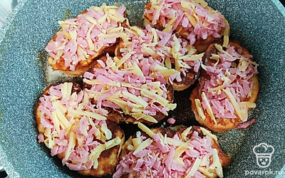 На каждую гренку выложить начинку. Готовить под крышкой до момента, когда сыр расплавится. 