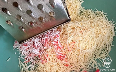 Натираем на мелкой терке.