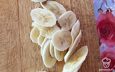 Банан чистим и нарезаем.