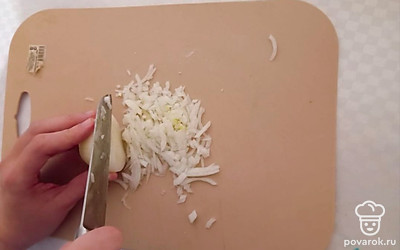 Лук мелко нарезать.