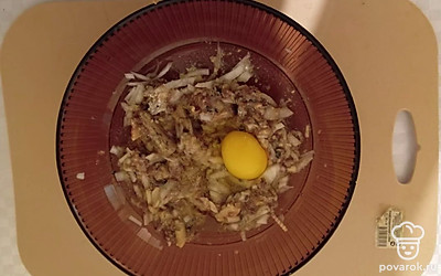 Добавить к тунцу яйцо и наш нарезанный лук, перемешать.