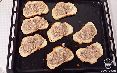 Нанести получившуюся массу на хлеб.