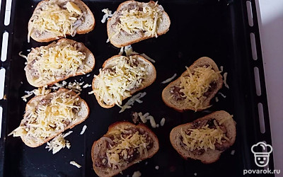 Сверху посыпать тертым сыром и поставить в духовку на 15 минут при 180 градусах.