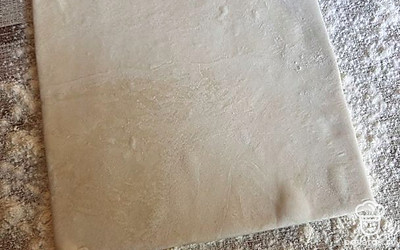 Раскатать наше тесто квадратом.