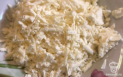 Сыр натереть на терке.