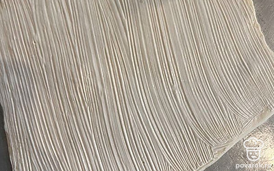 Переложить тесто в противень, смазать сметаной, отправить в духовку на 20-25 минут.