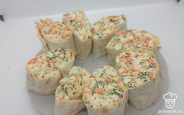 Закусочный рулет с корейской морковью и яйцами — Рецепт с фото