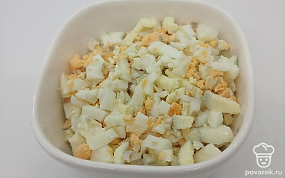 Яйца измельчить.