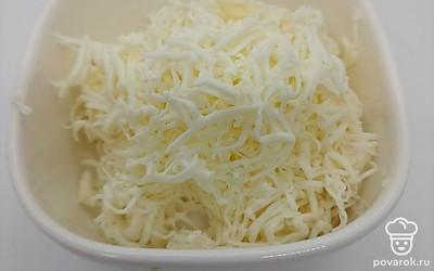 Сыр натереть на мелкой терке.