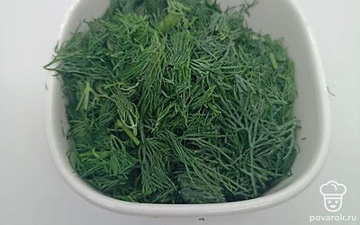 Укроп мелко нарезать.
