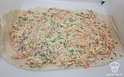 На пласт лаваша выложить приготовленную смесь.