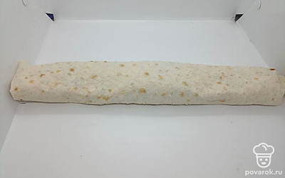 Свернуть в рулет. Отправить в холодильник на 1 час.