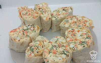 Подавать, разрезав на кусочки.