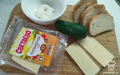 Подготовьте продукты. Хлеб или батон нарежьте тонкими ломтиками.
Если берете тостовый хлеб, то, по желанию, можете удалить корочку.