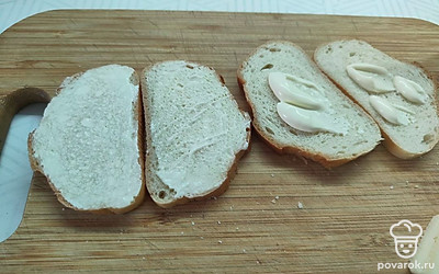 Хлеб слегка смажьте майонезом.
