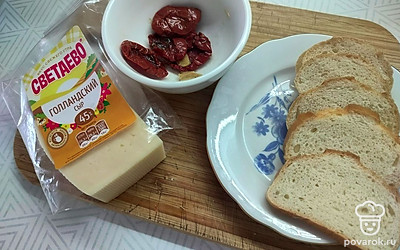 Подготовить ингредиенты. Батон или хлеб нарезать ломтиками. 