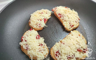 Бутерброды поместить на горячую сковороду. Жарить под крышкой минут 5-7.