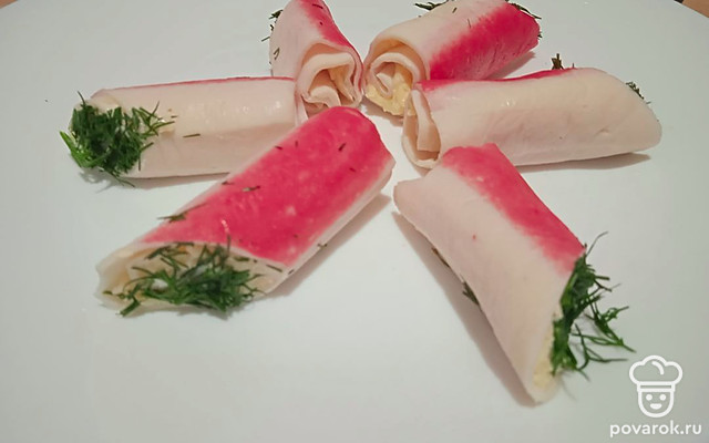 Рулетики из крабовых палочек с сыром и чесноком — Рецепт с фото