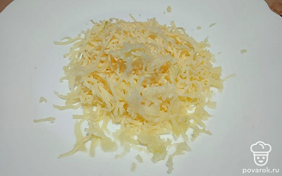 Натрите сыр на терке. Добавьте измельченный чеснок.