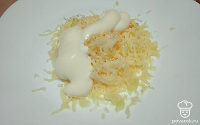 Добавьте майонез.