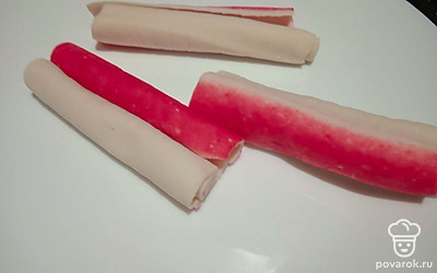 Крабовые палочки разверните.