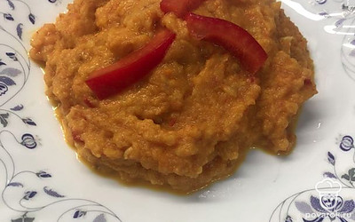 Кабачковая икра подается и горячей, и холодной. Можно есть просто ложкой или намазать на хлеб. Приятного аппетита!