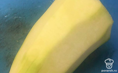 Очистить от кожуры кабачок.