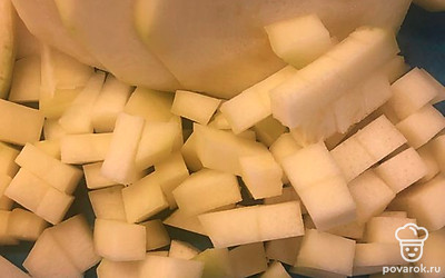 Нарезать кабачок мелкими кубиками.
