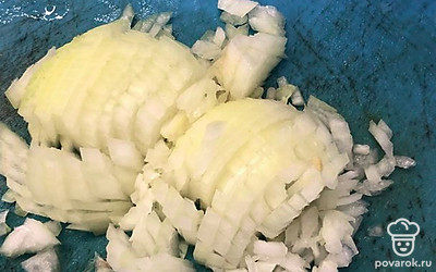 Нашинковать репчатый лук.