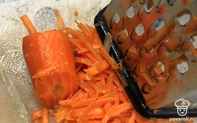 Натереть на крупной терке морковь.