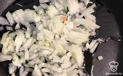 В глубокую сковороду, смазанную растительным маслом, выложить лук и поставить готовиться на средний огонь.
