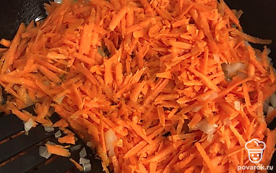 Посолить и поперчить по вкусу, перемешать и тушить на среднем огне.