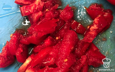 Нарезать дольками помидоры.