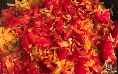 Добавить в сковороду нарезанные помидоры, перемешать и продолжить готовить на среднем огне еще 17 минут.