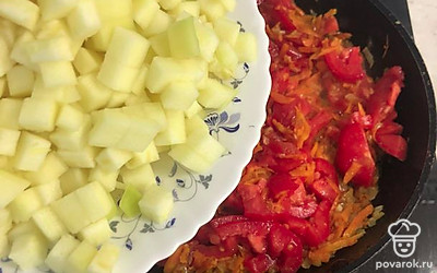 Затем добавить нарезанные кабачки.