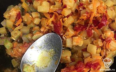 Все хорошо перемешать, накрыть крышкой и тушить на среднем огне еще 15 минут, периодически помешивая.