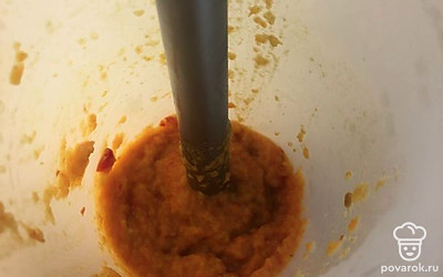 Готовую икру пробить блендером до состояния каши или пропустить через мясорубку.