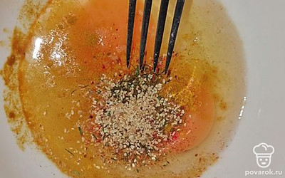 В яйца добавить соль и любимые специи, взбить вилкой или венчиком. 