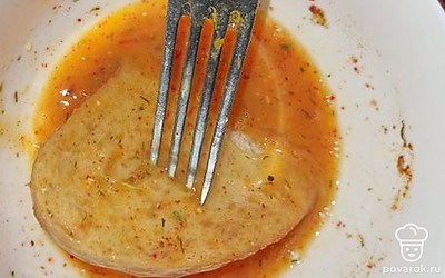 Хлеб опустить в яйца и сразу выложить на сковороду с оливковым маслом. 