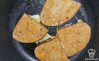 Поджарить с двух сторон до золотистой корочки. 