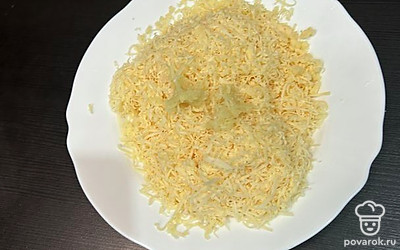 Натираем сыр с чесноком.