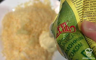 Добавляем майонез.