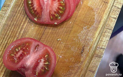Нарезаем помидоры кольцами.