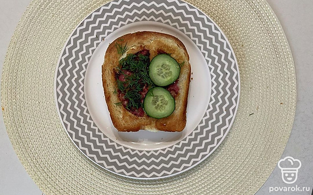 Жареный бутерброд с колбаской и яйцом — Рецепт с фото